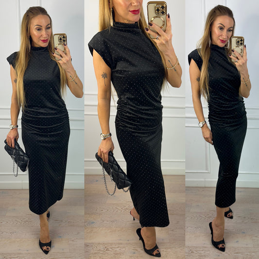 Welurowa sukienka z błyszczącymi dżetami KARIA / CZARNA