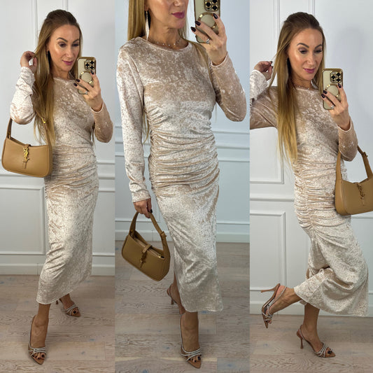 Welurowa sukienka z błyszczącymi dżetami VILEA / BEŻOWA