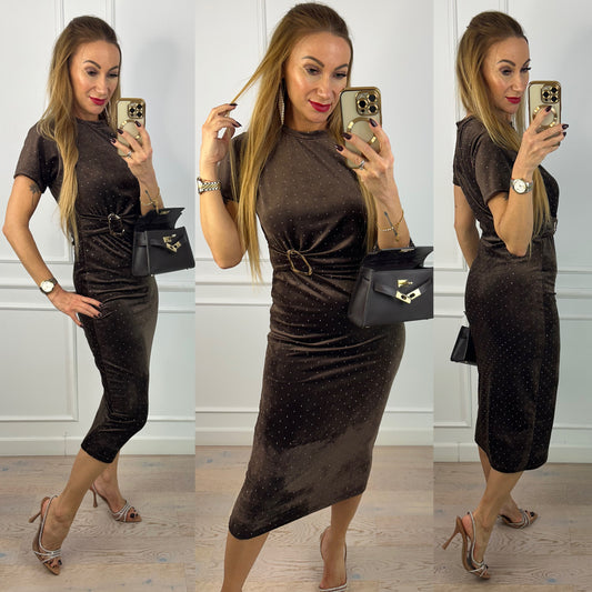 Welurowa sukienka z błyszczącymi dżetami SILVIA / CZEKOLADOWA