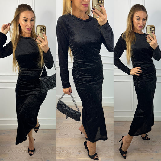 Welurowa sukienka z błyszczącymi dżetami VILEA / CZARNA