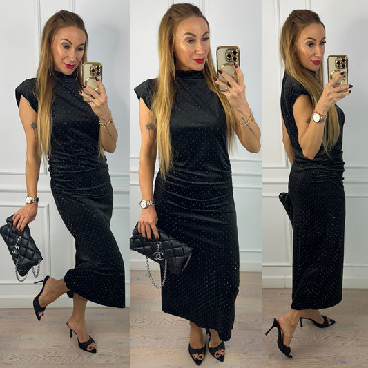 Welurowa sukienka z błyszczącymi dżetami KARIA / CZARNA