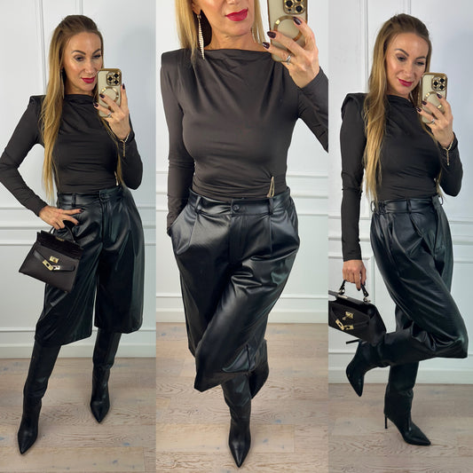 Bluzka z poduszkami na ramionach ALENIA / CZEKOLADOWA