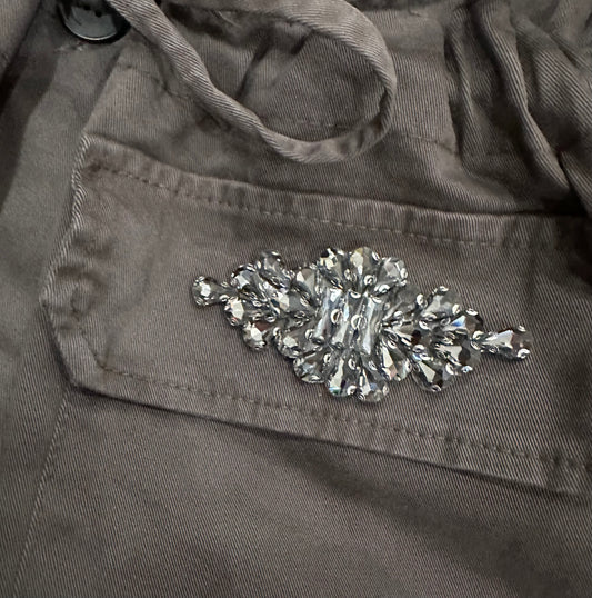 Bawełniana kurtka z biżuterią BOMBON / CZEKOLADOWA